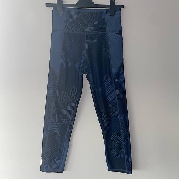 SALE‼️ Puma cropped leggings in navy logo print - Picture 2 of 8